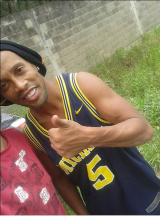Illustration for article titled Ronaldinho Looks Like He's Had A Hell Of A Week